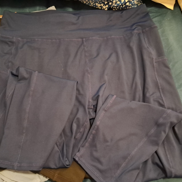 Assorted Activewear Leggings - Picture 5 of 5